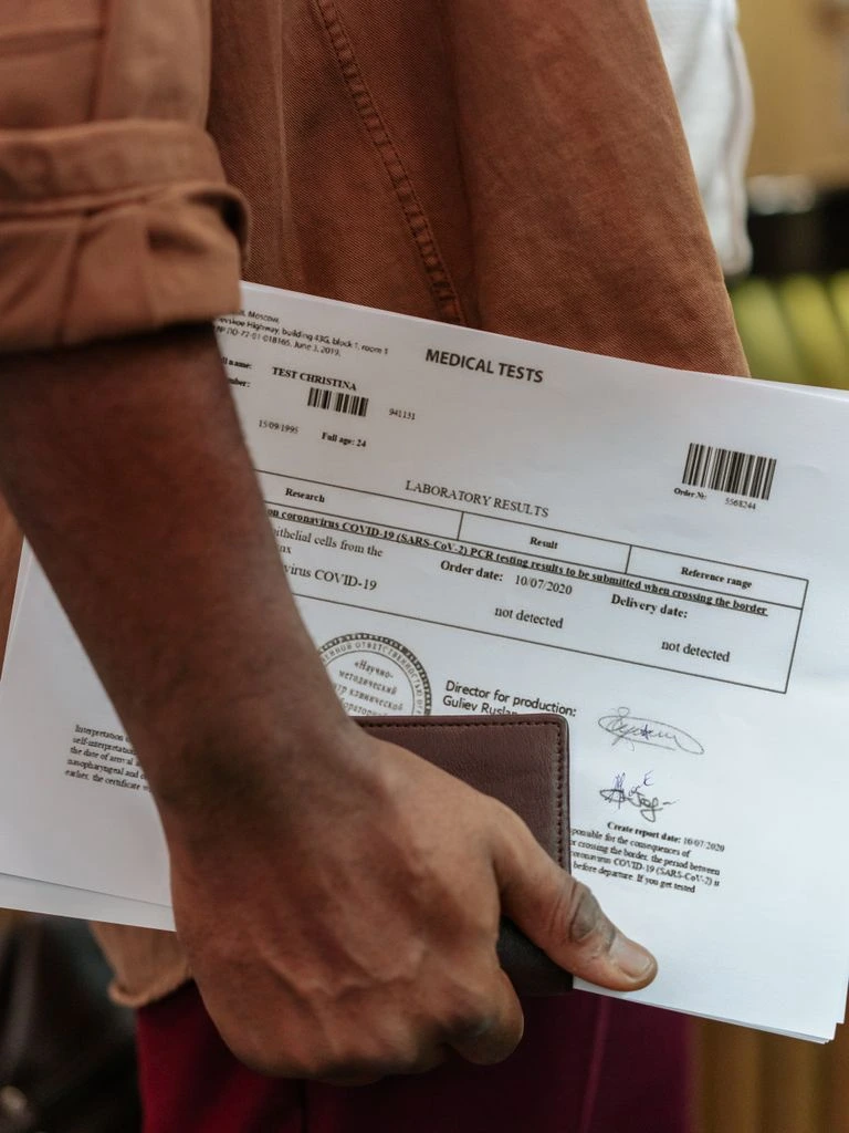 Cartelle cliniche e documenti sanitari su una scrivania